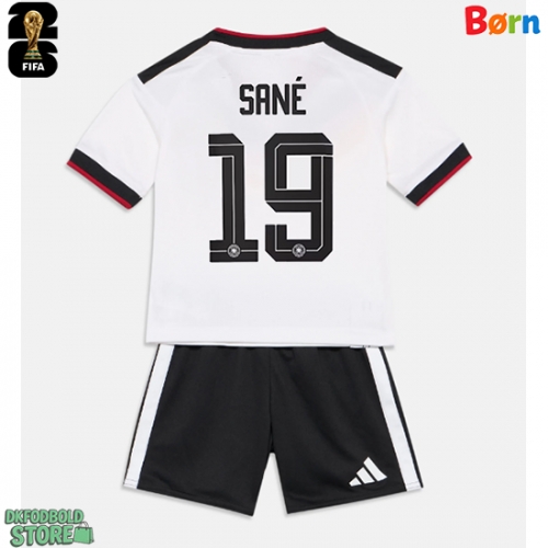 Tyskland Leroy Sane #19 Replika Babytøj Hjemmebanesæt Børn VM 2026 Kortærmet (+ Korte bukser)